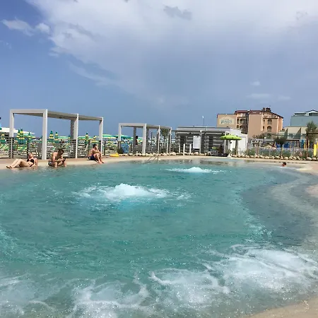 מלון דירות Roxy 3*