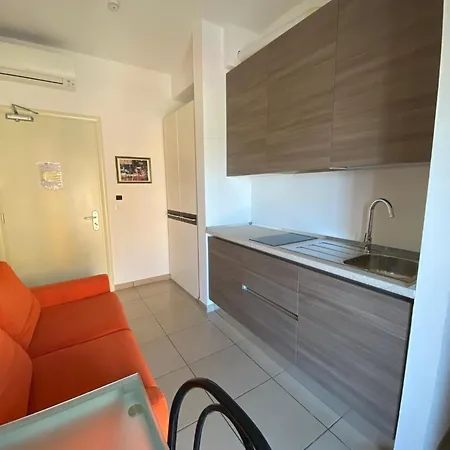Roxy Aparthotel 3*